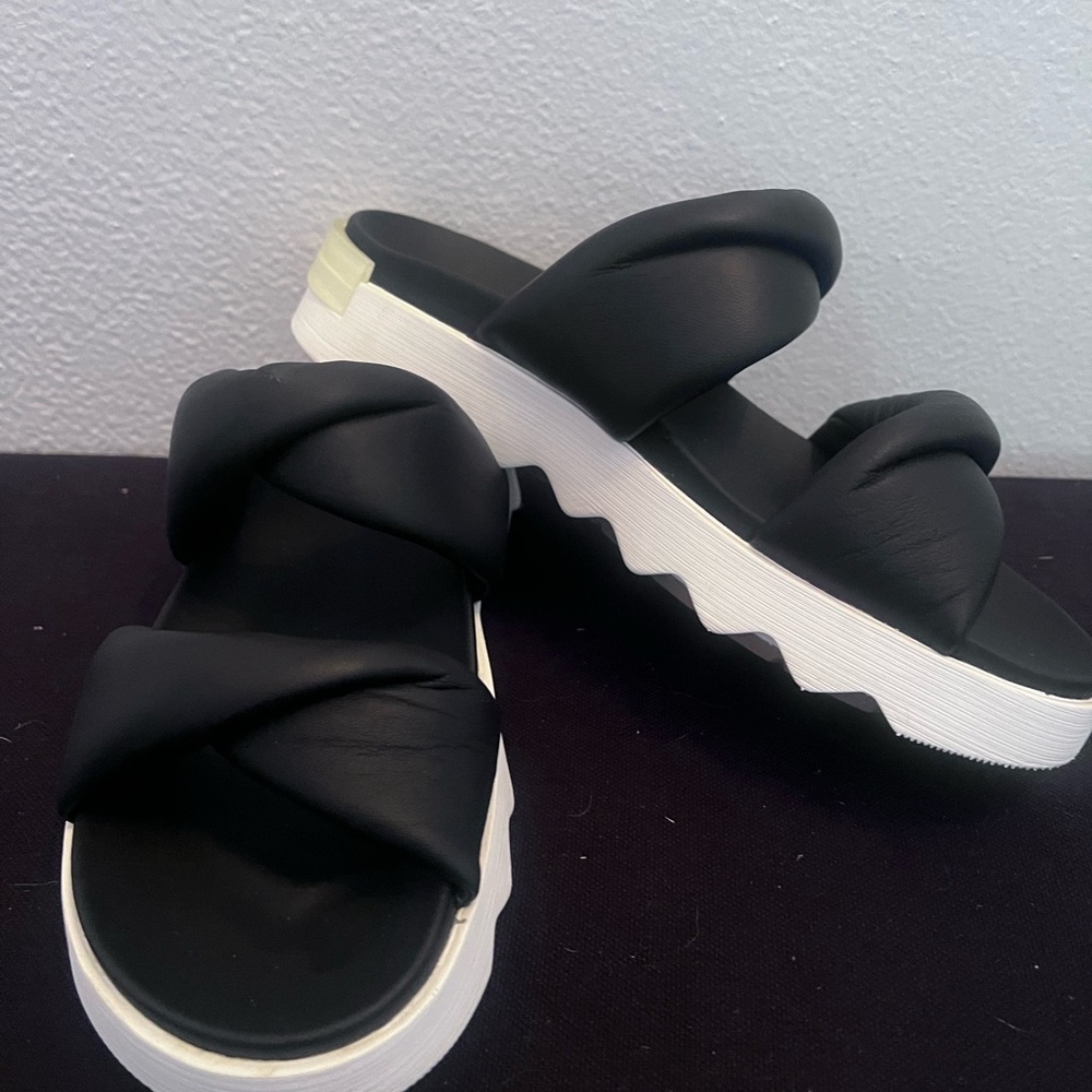 Sorel Viibe Twist Black Sandals with White Soles